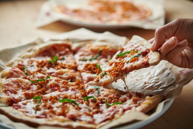 TikTok: Το βίντεο των 2.6 εκατ. προβολών σου δείχνει τον πιο εύκολο τρόπο να ζεστάνεις μία πίτσα