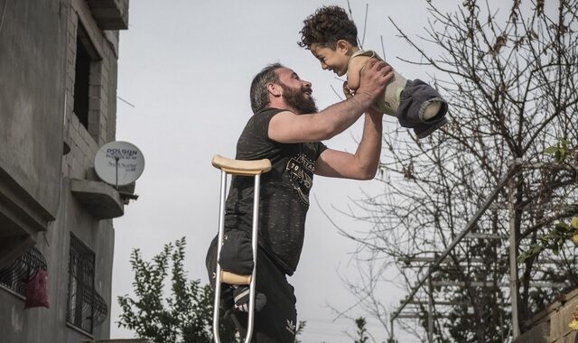 Στην Ιταλία για ιατρική περίθαλψη ο Σύρος πατέρας και γιος που έγιναν παγκόσμιο σύμβολο