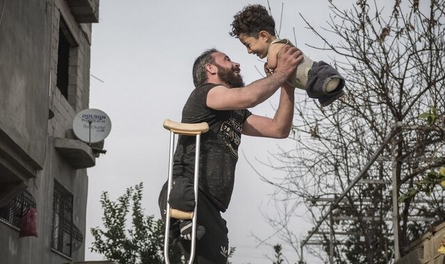 Siena International Photo Awards: Η συγκλονιστική εικόνα πατέρα και γιου με φόντο τον πόλεμο στη Συρία