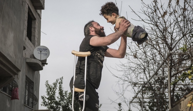 Siena International Photo Awards: Η συγκλονιστική εικόνα πατέρα και γιου με φόντο τον πόλεμο στη Συρία