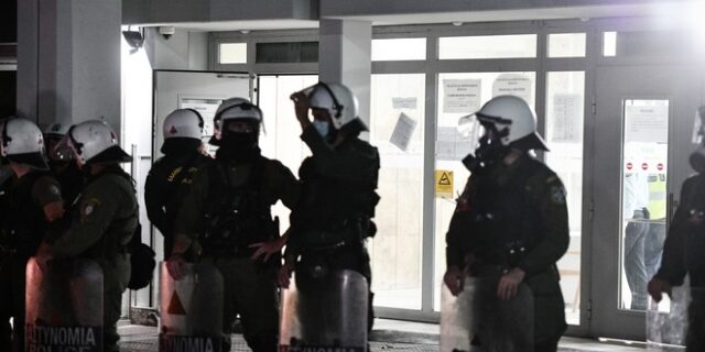 Με τους “γύφτους” είσαι ρε; Εσύ ρε, με τους “μπάτσους” είσαι;