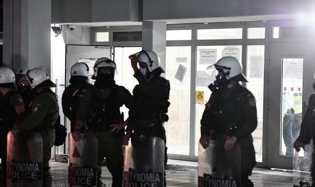 Πέραμα: Κρατούνται στη ΓΑΔΑ οι επτά αστυνομικοί – “Βαβέλ” και αμηχανία στην ΕΛΑΣ