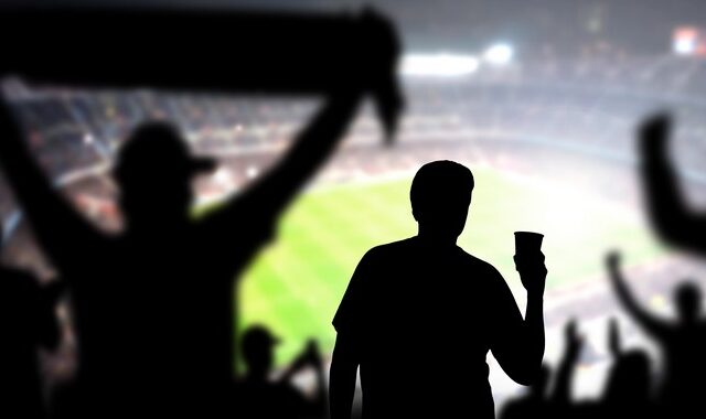 Φίλαθλος της FC Twente κουβάλησε 48 ποτήρια μπύρας και έγινε viral – Ποιο είναι το ρεκόρ