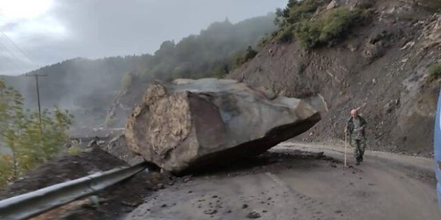 Ευρυτανία: Τεράστιος βράχος έπεσε κοντά σε σπίτι και έκοψε τον δρόμο στα δύο