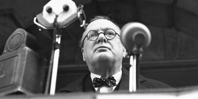 Η στιγμή που ο “γέρος πότης” Τσόρτσιλ ξυρίστηκε, και αποφάσισε να τσακίσει τα καθάρματα