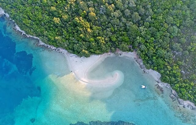 Διαπόρι: Η παραλία με το παράξενο σχήμα, όπου μπορείς να επιλέξεις τη θερμοκρασία του νερού