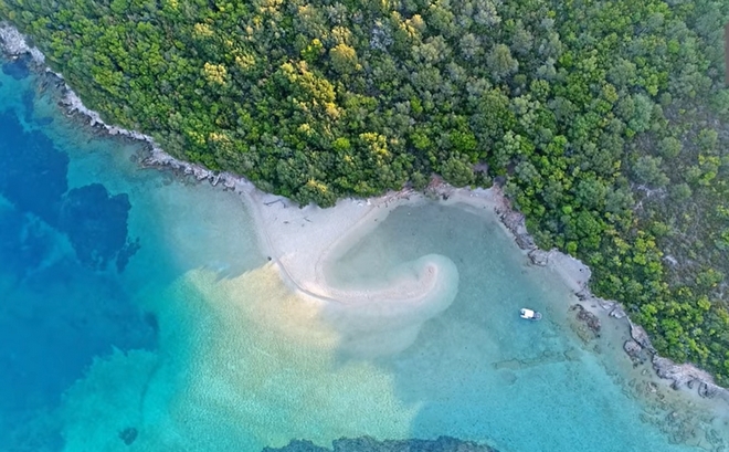 Διαπόρι: Η παραλία με το παράξενο σχήμα, όπου μπορείς να επιλέξεις τη θερμοκρασία του νερού
