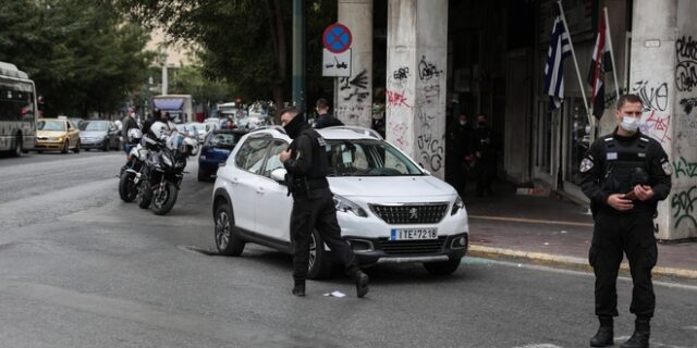 Πυροβολισμοί στο κέντρο της Αθήνας: Αυτοκίνητο εμβόλισε μοτοσικλέτα της ΔΙΑΣ