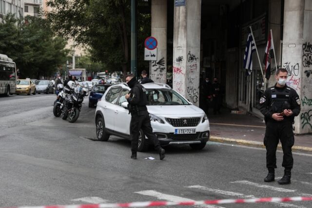 Πυροβολισμοί στο κέντρο της Αθήνας: Αυτοκίνητο εμβόλισε μοτοσικλέτα της ΔΙΑΣ
