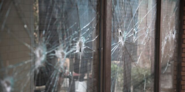 Επίθεση με βαριοπούλες στη ΔΟΥ Χολαργού και με μολότοφ στο ΚΕΠΥΟ Μοσχάτου