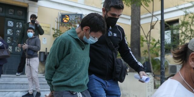 Δολοφονία στο Αιγάλεω: Η απολογία του 19χρονου μητροκτόνου – Τήρησε το δικαίωμα της σιωπής