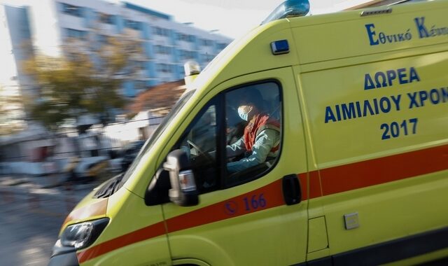 Νέα Μάκρη: Σοβαρό τροχαίο με μηχανή στη Μαραθώνος – Τραυματίστηκε ο οδηγός