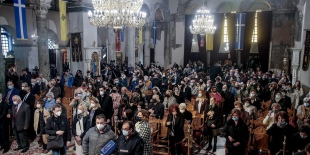 Χάος στον Άγιο Δημήτριο: Πιστοί συρρέουν χωρίς μάσκες και φιλούν τις εικόνες