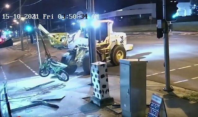 Βίντεο: Κλοπή μηχανών με… εκσκαφέα στην Αυστραλία