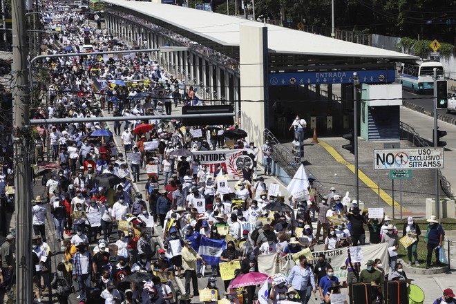 Ελ Σαλβαδόρ: Χιλιάδες στον δρόμο εναντίον του προέδρου Μπουκέλε