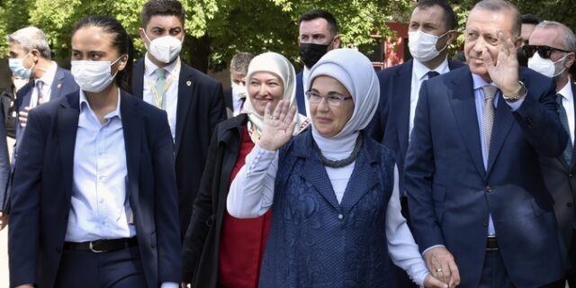Εμινέ Ερντογάν: Η συμβουλή της για τα πανάκριβα μάνγκο που εξόργισε τους Τούρκους