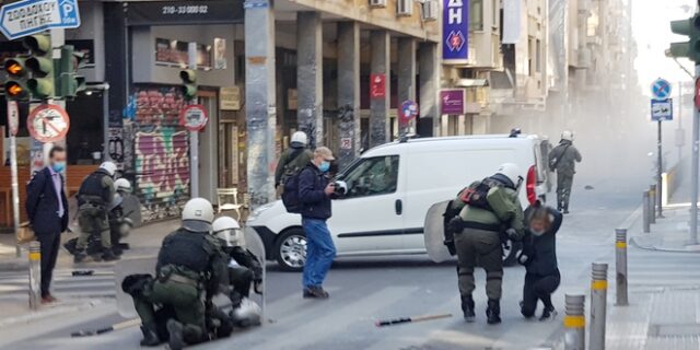 Επεισόδια στα Εξάρχεια: Χημικά και προσαγωγές