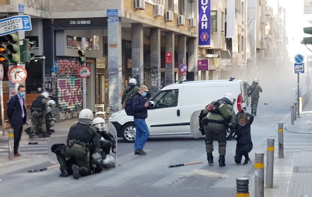 Επεισόδια στα Εξάρχεια: Χημικά και προσαγωγές