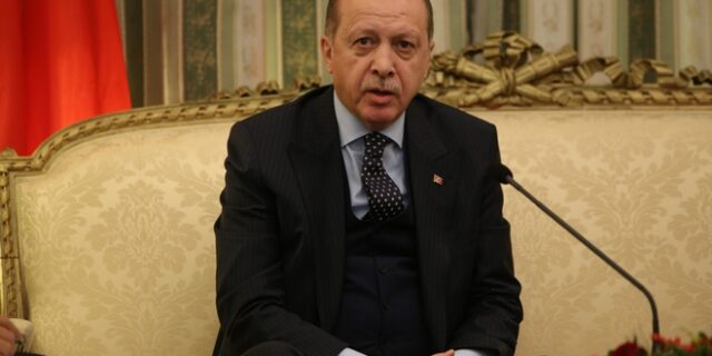 Τουρκία: Απέλυσε τρία μέλη της κεντρικής τράπεζας ο Ερντογάν – Πτώση ρεκόρ για τη λίρα