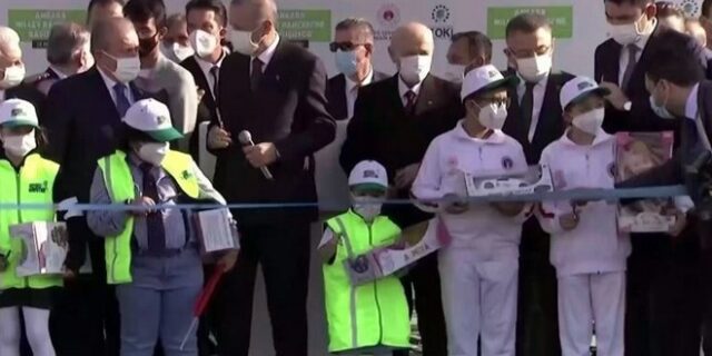 Βίντεο: “Κρίση κορδέλας” για τον Ερντογάν – Κι άλλο παιδί τον πρόλαβε σε εγκαίνια