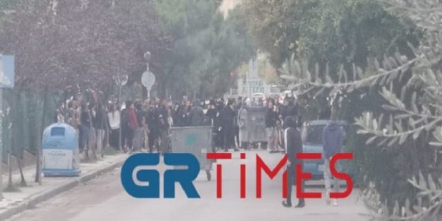 ΕΠΑΛ Ευόσμου: Οδοφράγματα και κροτίδες έξω από το σχολείο – 38 οι προσαγωγές