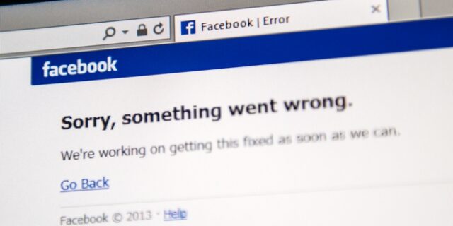 Facebook: Ερωτήματα για το timing του black out, αμέσως μετά τις αποκαλύψεις
