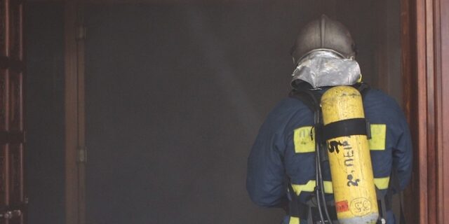 Γκαζάκια σε τράπεζα και σε τοπική οργάνωση της ΝΔ