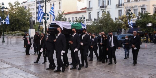 Φώφη Γεννηματά: Στη Μητρόπολη η σορός – Με την ελληνική σημαία και εκείνες των ΠΑΣΟΚ-ΚΙΝΑΛ το φέρετρο