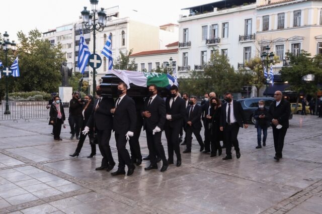 Φώφη Γεννηματά: Στη Μητρόπολη η σορός – Με την ελληνική σημαία και εκείνες των ΠΑΣΟΚ-ΚΙΝΑΛ το φέρετρο