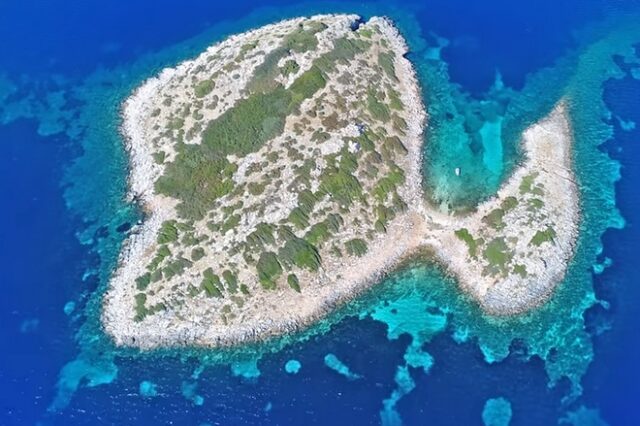 Φονιάς: Το ελληνικό νησί σε σχήμα πάπιας, όπου γυρίστηκε το “Λούφα και Παραλλαγή 2”