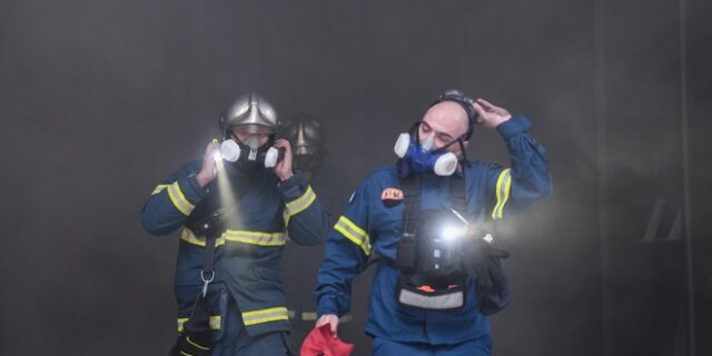 Υπό μερικό έλεγχο η φωτιά σε υπόγειο του κτιρίου της Alpha Bank στη Σταδίου