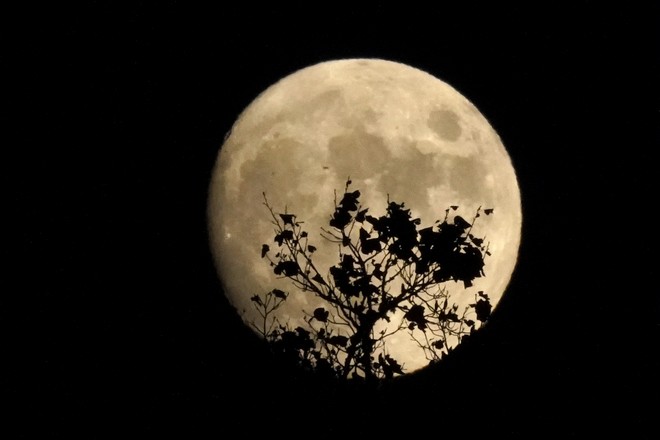 Πανσέληνος Οκτωβρίου 2021: Μαγικές εικόνες από το ολόγιομο φεγγάρι