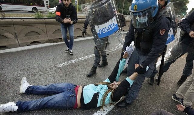 Σύνοδος G20: Αστυνομική καταστολή σε καθιστική διαμαρτυρία