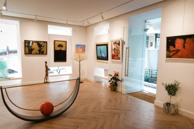 ΕΓΚΑΙΝΙΑ ΤΗΣ ΝΕΑΣ GALERIE LEFAKIS ΣΤΟ ΚΟΛΩΝΑΚΙ