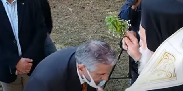 Απίστευτο! Μητροπολίτης Γρεβενών κατέβαζε τις μάσκες των πιστών για να προσκυνήσουν τον σταυρό