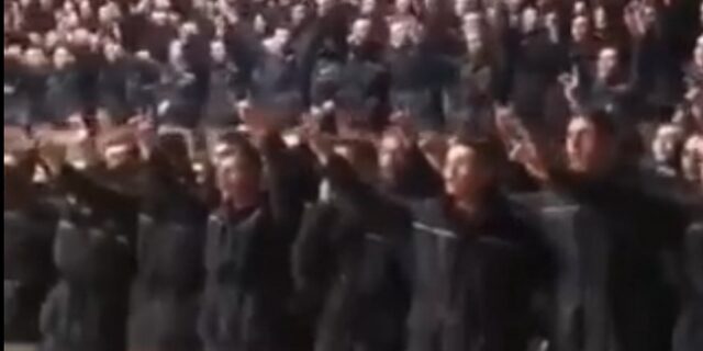 Τουρκία: Ανατριχιαστικό βίντεο – Εκατοντάδες Τούρκοι αστυνομικοί φωνάζουν σύνθημα των Γκρίζων Λύκων