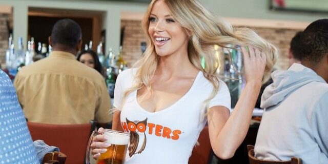 Hooters: Πόσα χρήματα βγάζουν οι σερβιτόρες από τα φιλοδωρήματα