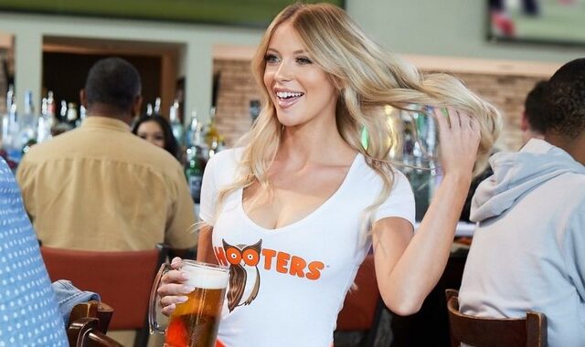 Hooters: Πόσα χρήματα βγάζουν οι σερβιτόρες από τα φιλοδωρήματα