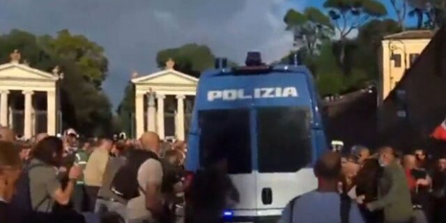 Ιταλία: Επεισόδια σε διαδήλωση αντιεμβολιαστών – Ρίψεις καρεκλών και νερού, φασιστικοί χαιρετισμοί