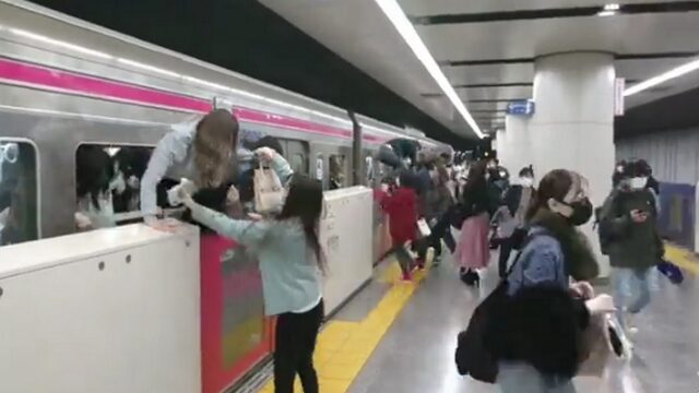 Ιαπωνία: Με στολή Τζόκερ ο δράστης της επίθεσης μέσα σε τρένο – 17 οι τραυματίες