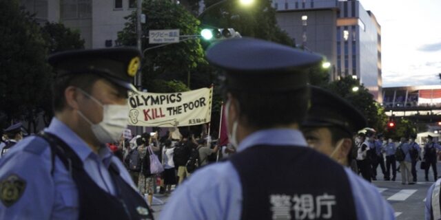 Ιαπωνία: Τουλάχιστον 15 τραυματίες έπειτα από την επίθεση που εξαπέλυσε νεαρός μέσα σε βαγόνι τρένου