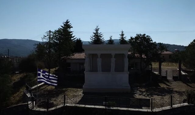 Οι 6 διάσημες καλλονές – Καρυάτιδες της Λακωνίας που αγναντεύουν τον τόπο τους