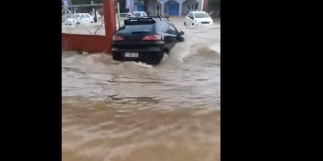 Κακοκαιρία “Μπάλλος”: Η στιγμή που αυτοκίνητο παρασύρεται από νερά στην Κέρκυρα