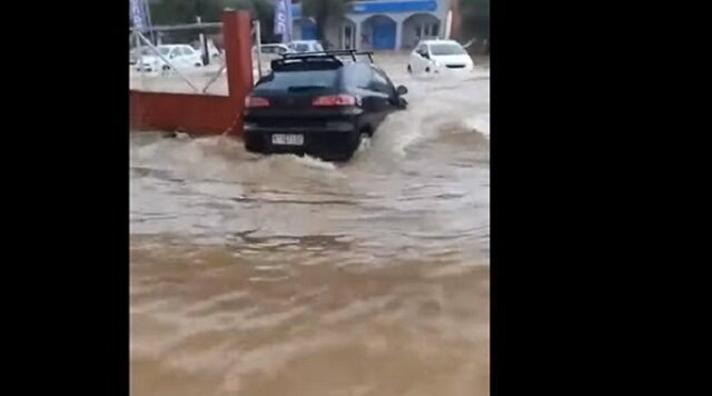Κακοκαιρία “Μπάλλος”: Η στιγμή που αυτοκίνητο παρασύρεται από νερά στην Κέρκυρα