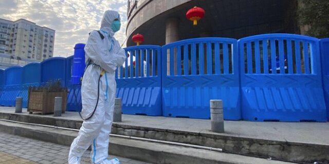 Κίνα: “Πολιτικά υποκινούμενη και ψευδής” η αμερικανική έρευνα για την προέλευση της πανδημίας