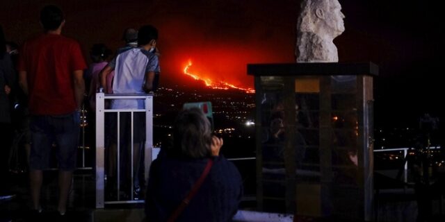 Συγκλονίζουν κάτοικοι στη Λα Πάλμα: “Δεν ξέρουμε πότε θα σταματήσει, αυτή είναι η φύση”