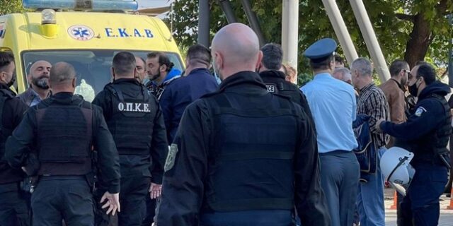 Λάρισα: Ένταση με αντιεμβολιαστές στον Άγιο Αχίλλιο – Φώναζαν “αίσχος” στον Μητροπολίτη