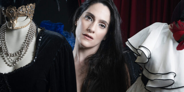 Εύα Σιμάτου: “Σκηνοθετούμε τη ζωή μας μέσα από τα social media δημιουργώντας περσόνες”