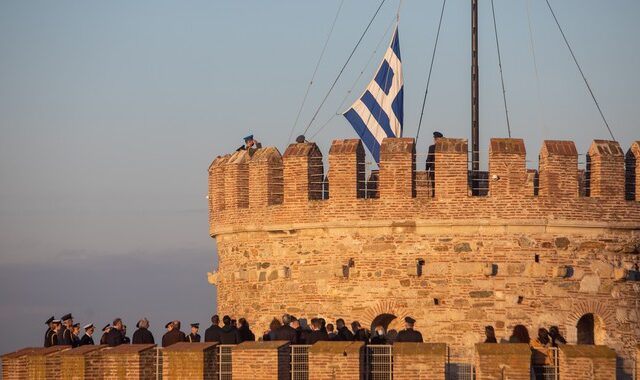 Σακελλαροπούλου: Στην τελετή έπαρσης της σημαίας στον Λευκό Πύργο