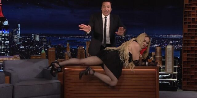 Η Μαντόνα ξάπλωσε στο γραφείο του “The Tonight Show” και προκάλεσε ταραχή